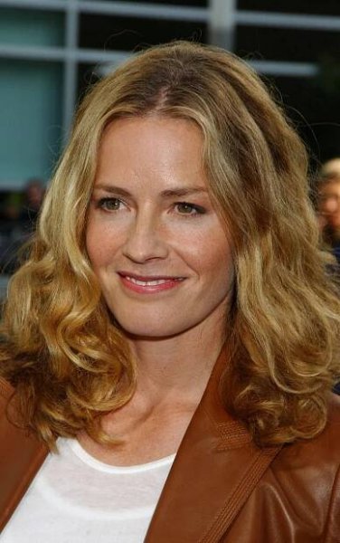 Hollywood actress Elisabeth Shue in close-up, expressing joy Wallpaper