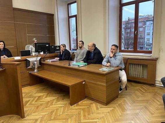 Drogový boss Rudolf Chalaš si opět vyslechl rozsudek. Dealer z Vimperka, policisty přezdívaný Satan, usedl na lavici obžalovaných spolu se svým komplicem Dominikem Luderou.