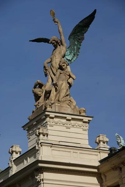 Soubor:Sculpture Divadlo na Vinohradech 2.jpg – Wikipedie