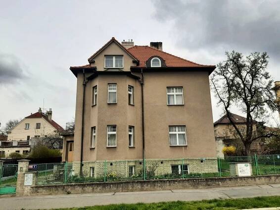 Strašnice: čtvrť vil slavných herců a luxusního bungalovu, z něhož prchl Karel Gott