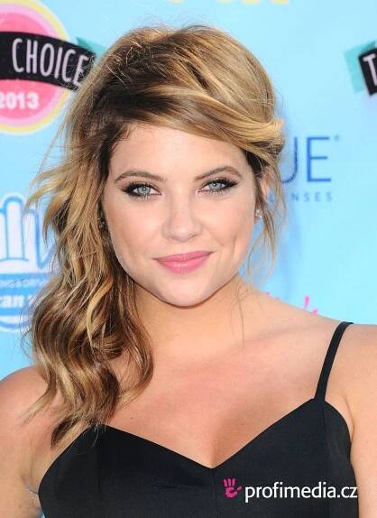 Ashley Benson - celebrity účes - HappyHair