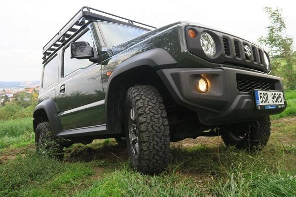 Autem, které za tři roky zdražilo o polovinu. Suzuki Jimny překonává terén i inflaci