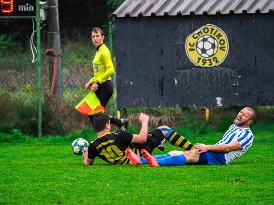 9. kolo krajského přeboru: FC Chotíkov 1932 - FK Okula Nýrsko (na snímku fotbalisté v modrobílých dresech) 2:1 (2:1).