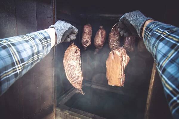 Uzení masa (Zdroj: Shutterstock)
