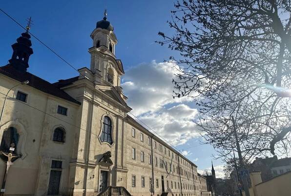 Dnes je nemocnice opět spojena s klášterem řádu alžbětinek