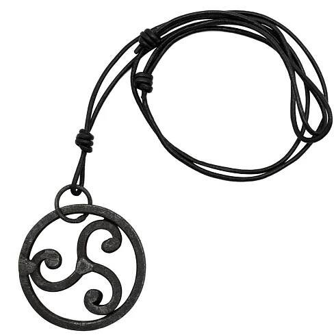 Přívěsek Triskelion na kožené šňůrce