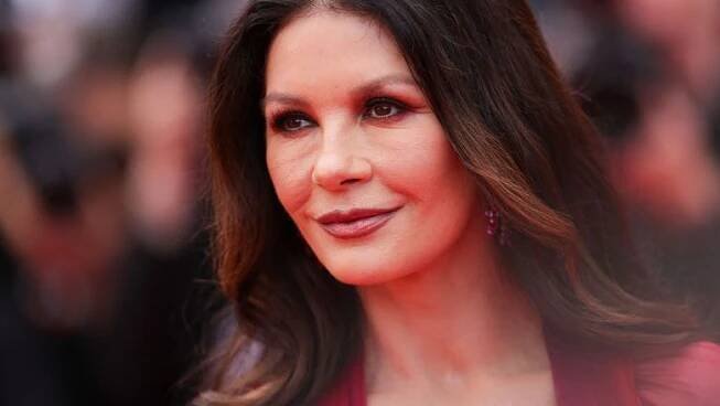 ŽENA-IN - Pivo, med a jahody, to jsou tajné zbraně proti stárnutí herečky Cathrine Zeta-Jones