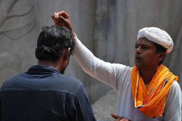 File:Hindu-priest-blessing.jpg