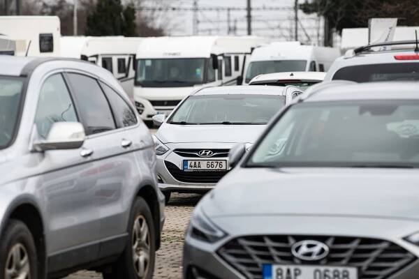 Výběr z médií: dražší internetové nákupy, ojetá auta bez technické a útoky psů na člověka