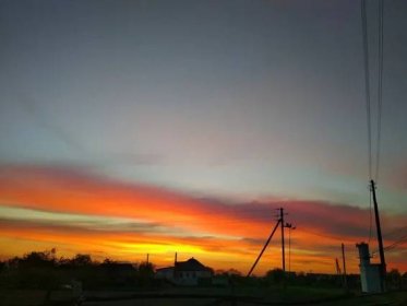 Barvitý západ slunce. Pomerančové a žluté mraky. Zapadající slunce — Stock fotografie