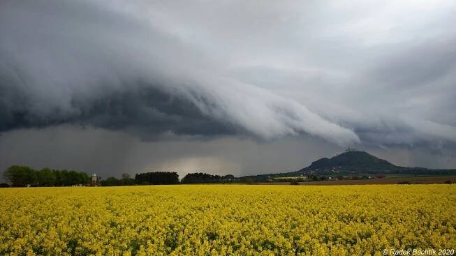 Na Moravě a ve Slezsku budou večer a v noci ojediněle silné bouřky