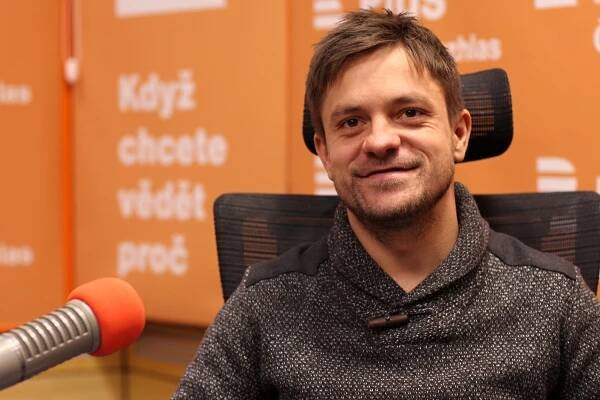 Mádl: Sociální sítě mě ničí, lidé tam hrdě prezentují to, o čem by se styděli mluvit po pěti pivech