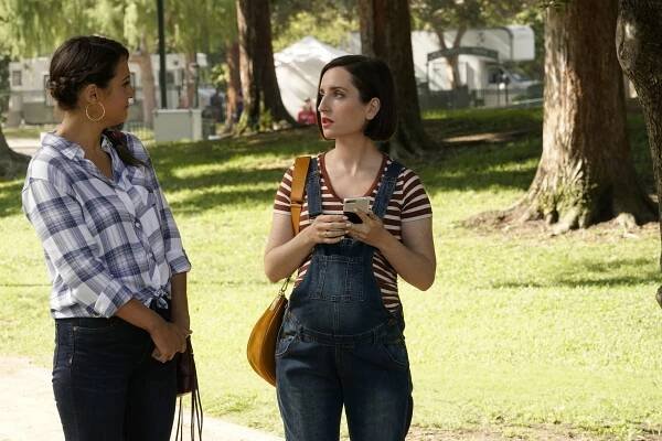 Rodinka na kousky - Birth Meddling Jacket Denial - Z filmu - Angelique Cabral, Zoe Lister Jones