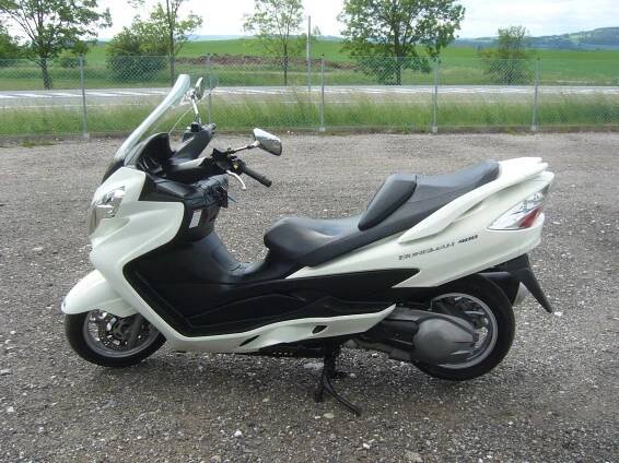 Suzuki AN400 Burgman, TOP STAV, 2.majitelé (2011), 69.900 Kč
