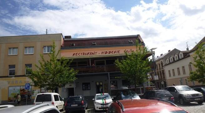 Strategicky dobré umístění restaurace na hlavním náměstí Hronova.