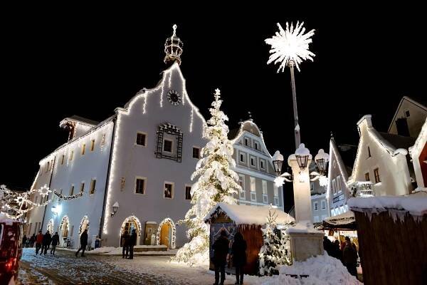 Märchenhaftes Abensberg mit Niklasmarkt, Weihnachtsmarkt am Turm & Hüttenzauber