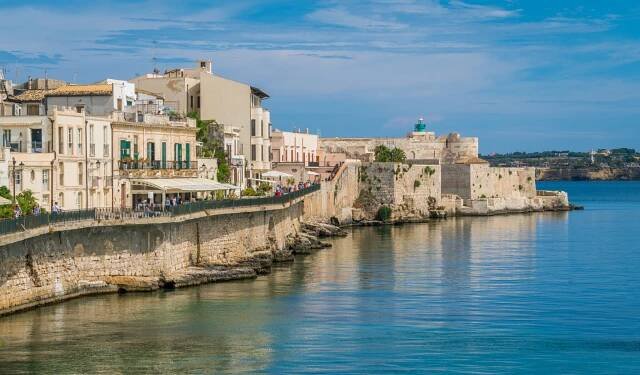 Nábřeží Siracusa v Ortigia za slunného letního dne. Sicílie, jižní Itálie. — Stock obrázek