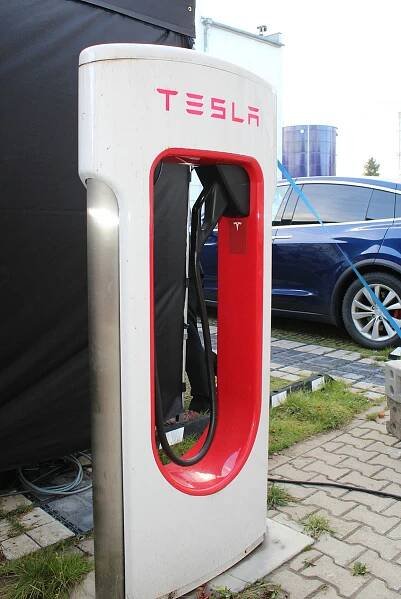 Největší nabíjecí hub pro elektroauta v Česku. V Lovosicích mají šestnáct stanic