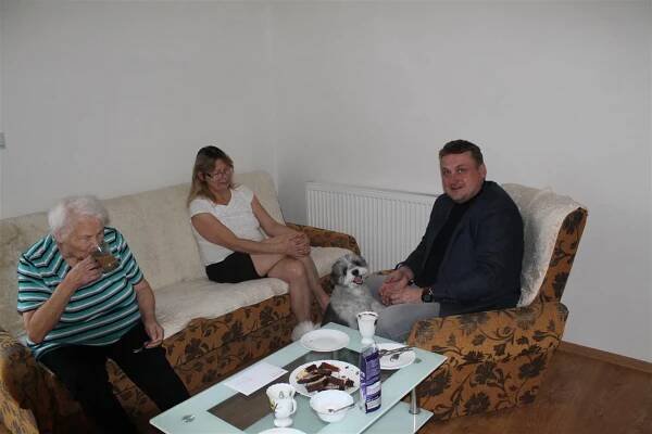 Paní Blažková, za obec gratuluje starosta obce Zdeněk Joukl (Foto: Alena Rapáčová)