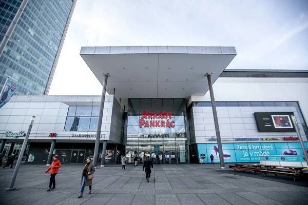 Obchodní centra v Praze stárnou, musí se modernizovat. Přibývají kavárny