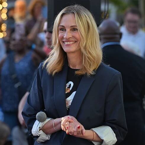 Julia Roberts Stands Up for Reproductive Freedom With Impassioned Speech at Harris-Walz Rally