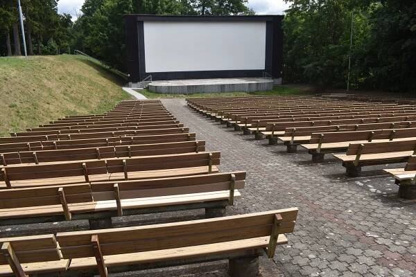 Tvůrce atomové bomby a Barbie za zvuku cikád. Letní kino Širák uvede hity sezóny