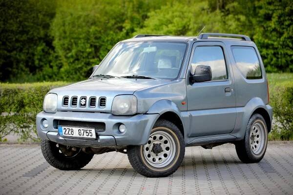 Na srazu nesrazu Suzuki: Jimny, co ujel 750 000 km, autíčko, do kterého se skoro nevejdete. Nebo rodina s devíti (!) suzuki