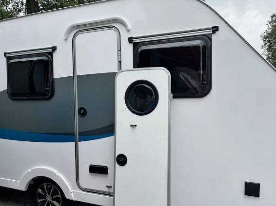 Instalace pevného okna do dveří karavanu