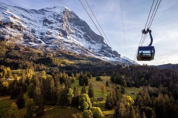 Eiger Express-Grindelwald-Eigernordwand-Weitansicht-Kabine