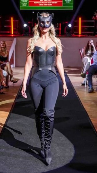 Modelka Lia Kees uspořádala v Karlových Varech luxusní módní přehlídku - Spycross