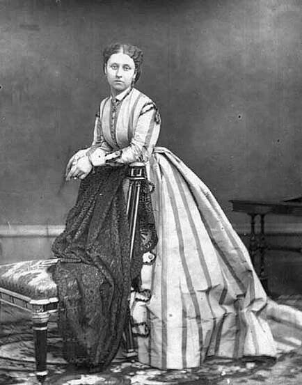 Dcera královny Viktorie, britská princezna Luisa Sasko-Koburská v mládí. V tomto období měla údajně vztah s učitelem svého bratra