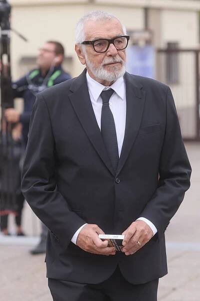 FOTO: Herec Jiří Bartoška na pohřbu Somra. – stránka 39