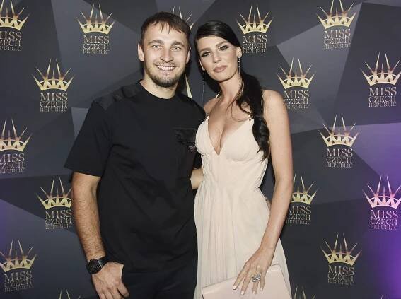 Závodník Karel Abraham se stal dvojnásobným otcem: Jeho krásná Miss porodila dvojčata