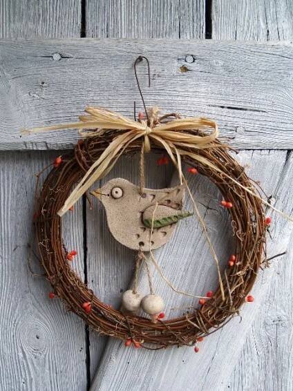 Pin by Jitka Štěpničková on Velikonoční dekorace | Handmade wreaths, Clay moulding, Ceramic birds
