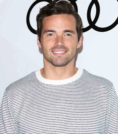 'Pretty Little Liars' ' Ian Harding Reveals the One Thing He Always Did Before Ezria Sex Scenes with Lucy Hale