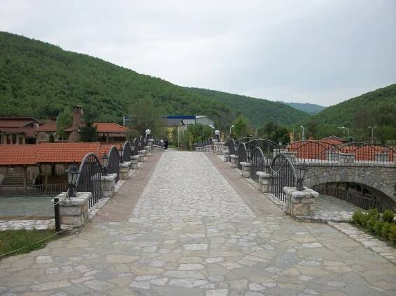 Republika e Kosovës - Komuna e Gjilanit - Kmetovcë - Restorant Planeti - Në stinën e pranverës