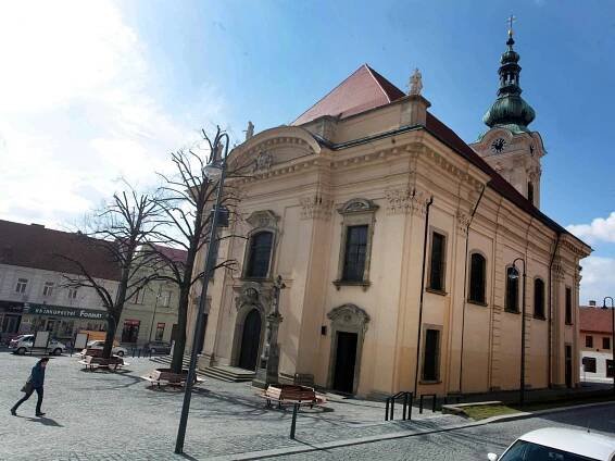 Na vitráže, obnovu malby nebo schodiště v Brodě půjdou více než dva miliony