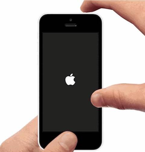 Potřebujete iPhone restartovat? Trochu brutální forma je zmáčknout současně tlačítko pro uzamknutí s hlavním tlačítkem (jako byste chtěli dělat printscreen) a držet 5 vteřin.