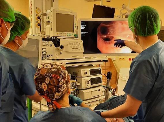 Unikátní operace v Thomayerově nemocnici. Elektrickými pulzy léčí plíce