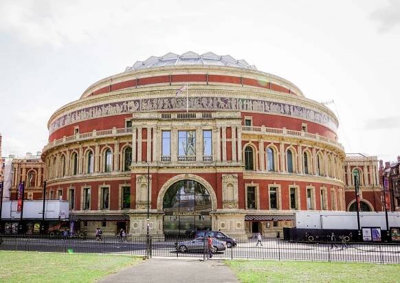 Guide to fun things to do in Kensington from cool museums, Kensington palace, cafes and many free and paid places to visit in and near South Kensington and Chelsea.