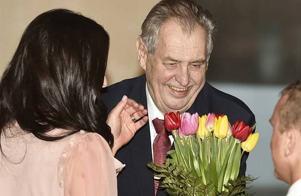 Zeman se stovkami hostů oslavil sedmé výročí své inaugurace. Koncertem vzdal hold Karlu Gottovi