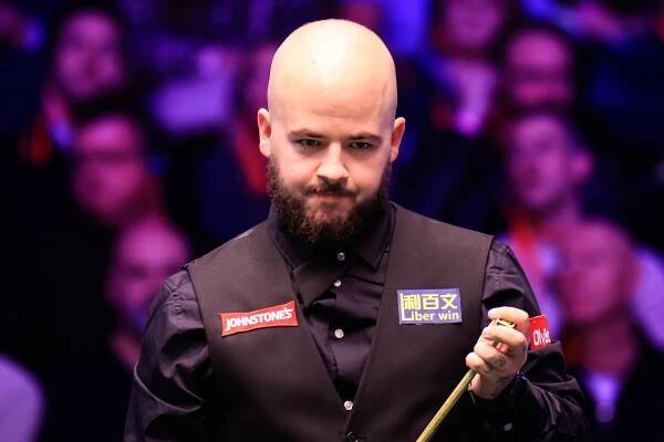 Luca Brecel of Belgium chalks the cue in the Quarterfinal match against Kyren Wilson of England on day 6 of the 2025 Johnstone's Paint Masters at Alexandra Palace on January 17, 2025 in London, England