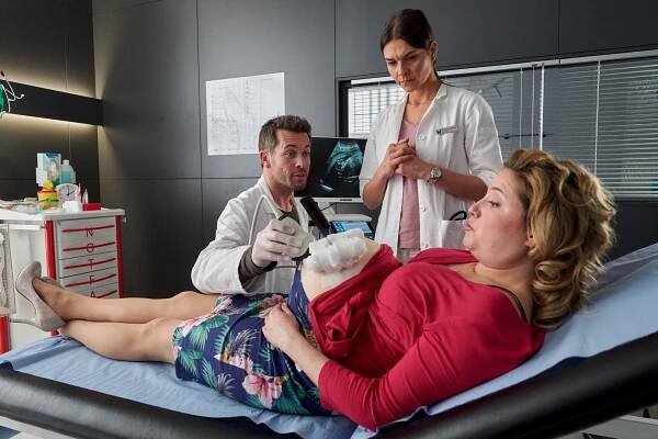 Lifelines - Mein Baby gehört zu mir (E03) (2018) | Galerie - Z epizody | ČSFD.cz