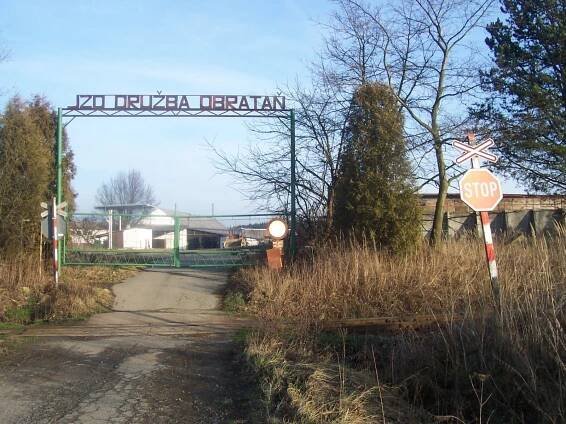 Fotografie - JZD Družba Obrataň - vstupní brána - 08.01.2004