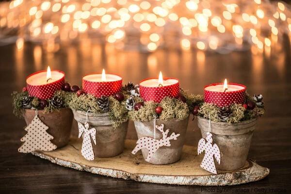 Připravte se včas na první adventní neděli! Originální svíčkové dekorace | Easy christmas wreaths, Christmas candles diy, Dollar store christmas decorations