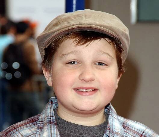 Angus T. Jones a jeho další velká proměna. Malého Jakea ze seriálu Dva a půl chlapa byste dnes opravdu nepoznali