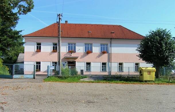 Soubor:Chotýšany, elementary school.jpg – Wikipedie