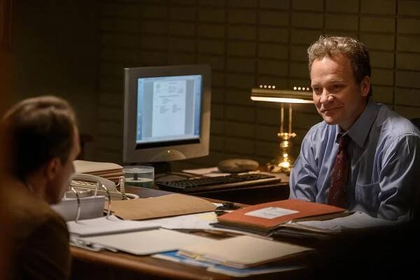 Peter Sarsgaard and John Hoogenakker in Absťák (2021)
