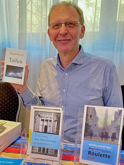 Martin Regenbrecht mit dem Buch »Taifun«
