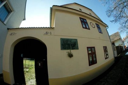 Soubor:Roudnice nad Labem - rodný dům básníka Josefa Hory v Dobříni.jpg – Wikipedie